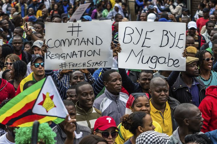 Des manifestants réclament la démission de Robert Mugabe, samedi 18 novembre 2017, à Harare, au Zimbabwe.&nbsp; (JEKESAI NJIKIZANA / AFP)