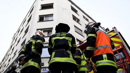 Des pompiers interviennent sur les lieux d'un incendie à Strasbourg (Bas-Rhin), le 27 février 2020.&nbsp; (PATRICK HERTZOG / AFP)