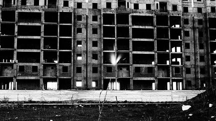 Depuis des années, le photographe sillonne l’Algérie, pays dont il est originaire. Sa vision humaniste et très personnelle de la capitale ne montre pas «Alger la blanche sous un
ciel d’azur», mais des no man’s lands péri-urbains, des voies ferrées, des bâtiments abandonnés ou en chantier. Où sommes-nous, de quel côté de la Méditerranée? Le noir et blanc et le flou brouillent nos sensations et notre rapport au temps, au lieu. «Une urbanité fuyante s’accorde à des identités en recherche», dit Guillaume de Sardes. (Franck Déglise)