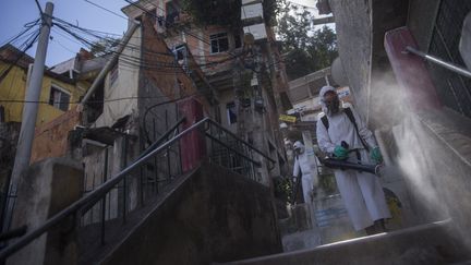 Une opération de désinfection dans la banlieue de Leme (Brésil), le 7 décembre 2020. (FERNANDO SOUZA / AGIF / AFP)