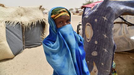 Une fille se cache le visage dans le village de Kidjendi au Niger, le 19 juin 2016. (ISSOUF SANOGO / AFP)