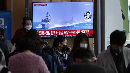 Une télévision dans la gare de Séoul diffuse des informations sur les tirs de semonce entre la Corée du Sud et la Corée du Nord, le 24 octobre 2022. (AHN YOUNG-JOON / AP)