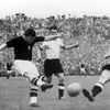 Ferenc Puskas arme une frappe lors de la finale de la Coupe du monde 1954 entre la Hongrie et l'Allemagne. (DB / DPA via AFP)