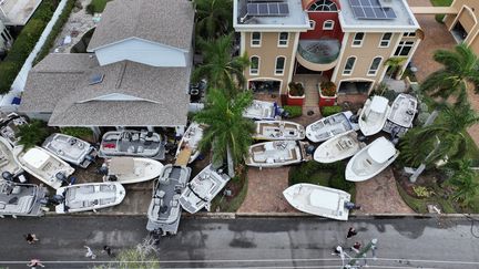 Vue aérienne de bateaux empilés devant des maisons le long des rives de Treasure Island, Floride, le 28 septembre 2024. (JOE RAEDLE/GETTY IMAGES NORTH AMERICA)