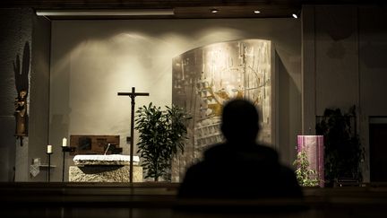 Une messe en hommage aux victimes de Bernard Preynat à Sainte-Foy-lès-Lyon, le 7 novembre 2016. (JEFF PACHOUD / AFP)