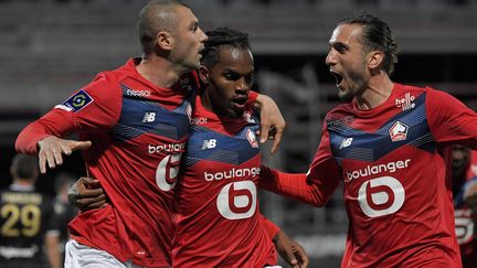 La joie des joueurs lillois qui ont marqué face à Angers, lors de la 38e et dernière journée de Ligue 1, le 23 mai 2021 à Angers (Maine-et-Loire). (LOIC VENANCE / AFP)