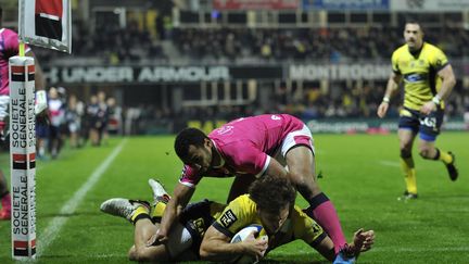 Adrien Planté (en jaune) inscrit un essai pour Clermont contre le Stade Français (THIERRY ZOCCOLAN / AFP)