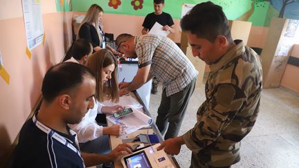 Des membres des forces de sécurité kurdes votent de façon anticipée aux élections législatives irakiennes au&nbsp;nord du pays, dans la région autonome du Kurdistan.&nbsp;Sulaimaniyah, 8 octobre 2021. (SHWAN MOHAMMED / AFP)