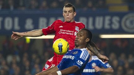 Didier Drogba à la lutte avec le défenseur Daniel Agger (ADRIAN DENNIS / AFP)