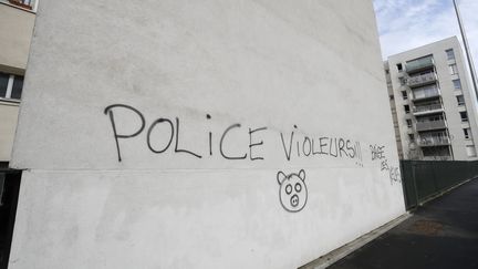 Un tag "police violeurs" sur un mur d'immeuble à Aulnay-sous-Bois, le 6 février 2017. (FRANCOIS GUILLOT / AFP)