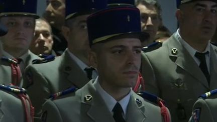 À Pau, dans les Pyrénées-Atlantiques, l'émotion est vive après la mort de 13 militaires au Mali, dont sept étaient originaires de la ville. En direct de la mairie de Pau, où avait lieu un hommage aux victimes, Francis Mazoyer revient sur le rassemblement. (France 2)