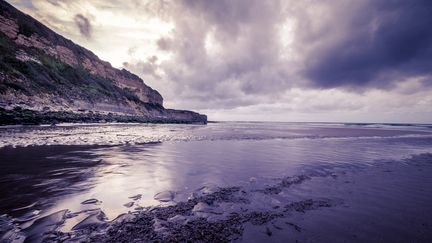 Les côtes françaises, (ici Vierville-sur-Mer dans le Calvados) comme partout dans le monde, subissent une érosion liée aux changements climatiques.&nbsp;26 kilomètres carrés de côtes ont disparu en France en quelques années. (GETTY IMAGES / EYEEM)