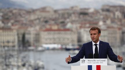 Emmanuel Macron en visite à Marseille, le 2 septembre 2021. (GUILLAUME HORCAJUELO / POOL / MAXPPP)