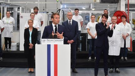 Emmanuel Macron&nbsp;présente son plan de soutien au secteur automobile lors d'un discours&nbsp; dans l'usine Valeo d'Etaples (Pas-de-Calais), le 26 mai 2020. (MAXPPP)