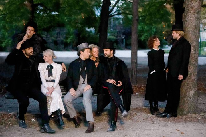 La troupe de la Comédie-Française en habits proustiens dans "Guermantes" de Christophe Honoré (2021). (JEAN-LOUIS FERNANDEZ)