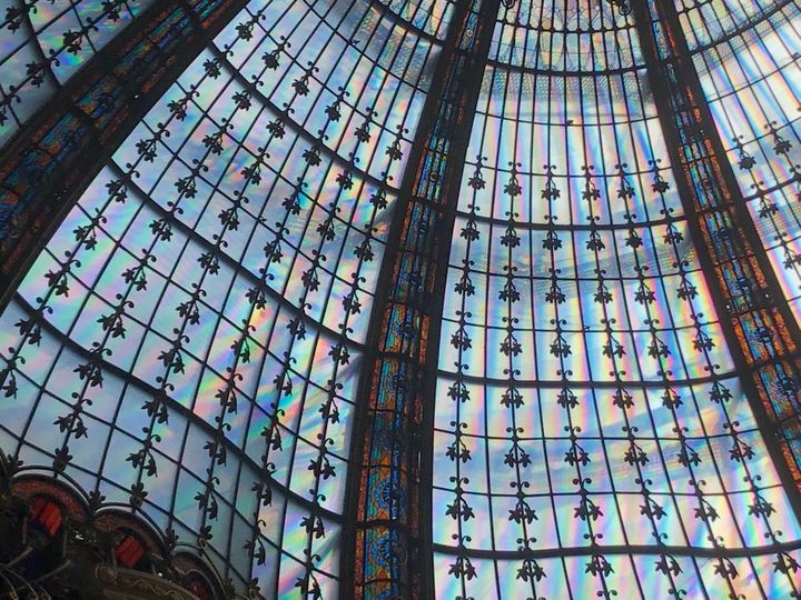 Installation To Breathe de l’artiste coréenne Kimsooja aux Galeries lafayette Hausmann à Paris : vue de la coupole du magasin, avril 2023 (Courtesy of Galeries Lafayette et Kimsooja Studio, Photo by Jaeho Chong)