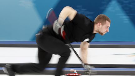 Le curleur russe&nbsp;Alexander Krushelnitsky lors de l'épreuve mixte aux Jeux olympiques de Pyeongchang (Corée du Sud), le 12 février 2018.&nbsp; (CATHAL MCNAUGHTON / REUTERS)