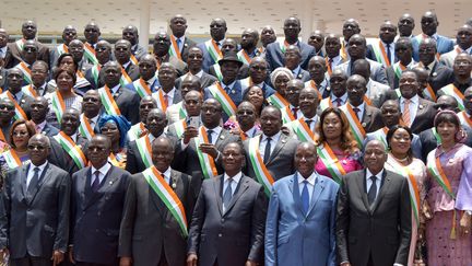 Le président ivoirien de l'Assemblée nationale Amadou Soumahoro (3e à gauche) se tient aux côtés du président ivoirien Alassane Ouattara lors d'une photo des députés&nbsp;devant le bâtiment de l'Assemblée nationale, le 1er avril 2019 à Abidjan. (SIA KAMBOU / AFP)