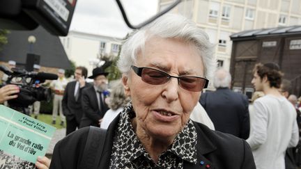 Yvette Lévy, ici en 2012 lors d'une cérémonie au Mémorial de Drancy, et son amie Eveline Szpirglas témoignent à l'occasion de la journée du souvenir des victimes de la déportation le 30 avril 207. (BERTRAND GUAY / AFP)