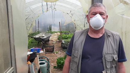 Gérard Sineau, 72 ans, sur sa parcelle dans le jardin de la Picardière, à Blois. Le jardin rassemble 62 parcelles de 300 mètres carré chacune en moyenne.&nbsp; (LAURENT MACCHIETTI / RADIO FRANCE)