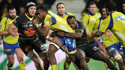 Le Clermontois Napolioni Nalaga dans la tenaille de La Rochelle (XAVIER LEOTY / AFP)