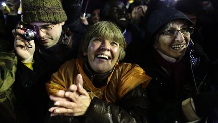 Mass&eacute;s place Saint-Pierre, les fid&egrave;les ont accueilli la nouvelle sous un tonnerre de cris et d'applaudissements. (KEVIN COOMBS / REUTERS)