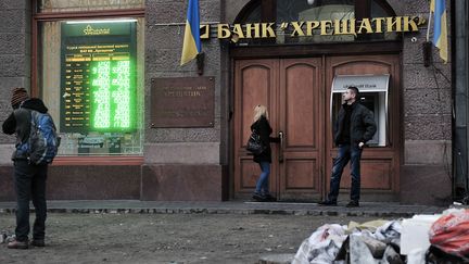 Une banque pr&egrave;s de la place Ma&iuml;dan, &agrave; Kiev (Ukraine), le 25 f&eacute;vrier 2014. (LOUISA GOULIAMAKI / AFP)