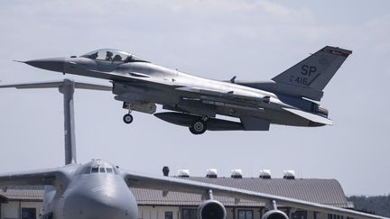 Un chasseur F-16 décolle de la base de Spangdahlem, en Allemagne, le14 juin 2023. (BORIS ROESSLER / DPA / AFP)