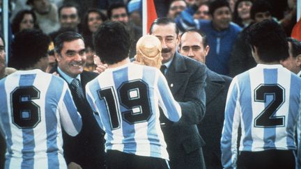 Le dictateur&nbsp;argentin Jorge Rafael Videla remet la Coupe du monde à l'équipe argentine, victorieuse du Pays-Bas, le 26 juin 1978. (ACTUALITES SUISSES)