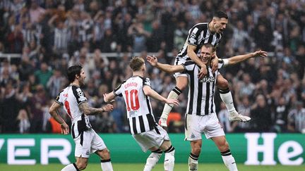 La joie des joueurs de Newcastle face au PSG, le 4 octobre 2023. (FRANCK FIFE / AFP)