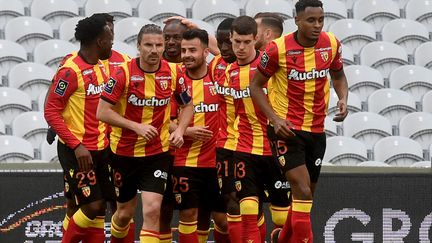 Les Lensois félicitent Gaël Kakuta après son but contre Lorient le 11 avril 2021 en Ligue 1. (FRANCOIS LO PRESTI / AFP)