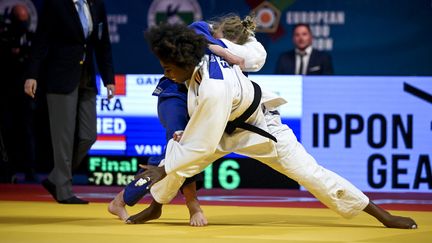 La Française Marie-Eve Gahié a remporté l'or en finale des championnats d'Europe de judo face à la Néerlandaise Sanne Van Djike, samedi 30 avril 2022 à Sofia. (NIKOLAY DOYCHINOV / AFP)