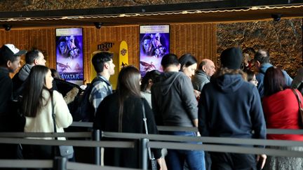 Une file d'attente pour le film "Avatar : la voie de l'eau" à Marseille.&nbsp; (VALLAURI NICOLAS / MAXPPP)