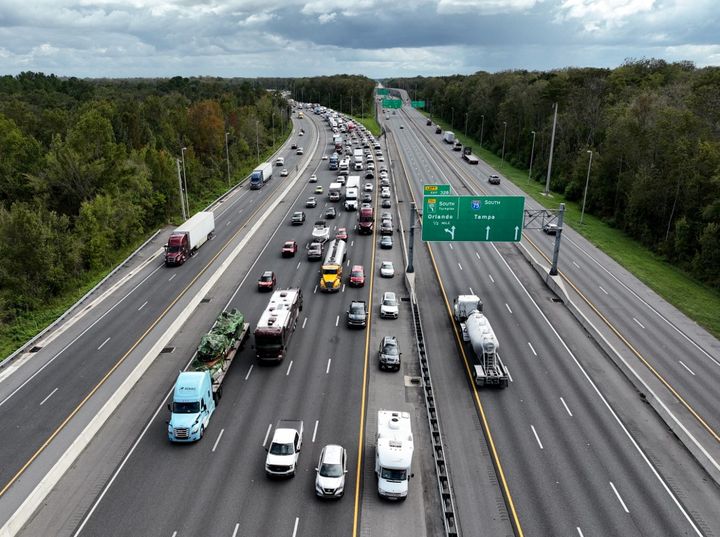 Vue aérienne d'une autoroute de Floride avec un trafic très dense, le 8 octobre 2024, quelques heures avant l'arrivée de l'ouragan Milton. (LOKMAN VURAL ELIBOL / ANADOLU / AFP)