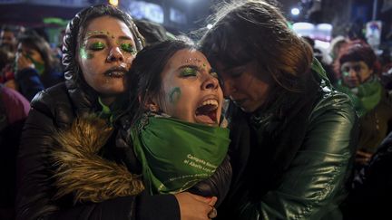 Les militants pour la légalisation de l'avortement en Argentine sont déçus, le 9 août 2018, à Buenos Aires.&nbsp; (EITAN ABRAMOVICH / AFP)