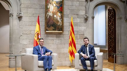 Spanish Prime Minister Carlos Sanchez and Pere Aragones, the president of the Catalan government, in Barcelona, ​​as part of negotiations with the Catalan independence parties, December 21, 2023. (ALBERT LLOP / NURPHOTO / AFP)