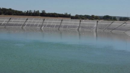 Méga-bassines&nbsp;pour les uns, réserves de substitution pour les autres, elles sont le point de conflit entre les militants écologistes et les agriculteurs.&nbsp;À quoi servent concrètement ces réserves d’eau et pourquoi font-elles polémique ? (FRANCE 3)