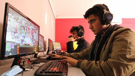 Des joueurs de jeux vidéo dans un cybercafé de Téhéran, le 24 janvier 2021. (ATTA KENARE / AFP)