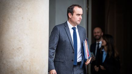 Le ministre des Armées, Sébastien Lecornu, dans la cour d'honneur de l'Elysée, à Paris, le 18 octobre 2023. (XOSE BOUZAS / HANS LUCAS / AFP)