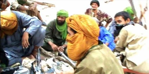 Militants du groupe Ansar el-Dine à Tombouctou le 1-7-2012 (photo tirée d'une vidéo) (AFP - STR)