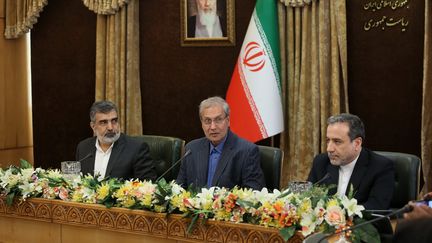 Le porte-parole de l’organisation iranienne de l’énergie atomique,&nbsp;Behrouz Kamalvandi, le porte-parole du gouvernment, Ali Rabiei, et le vice-ministre iranien des affaires étrangères,&nbsp;Abbas Araghchi, annoncent le 7 juillet, à Téhéran, la décision iranienne de dépasser le taux d’enrichissement de 3,67 %.&nbsp; (- / IRANIAN PRESIDENCY)