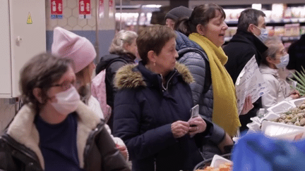 Noël et fêtes de fin d’année : c'est la course de dernière minute dans les supermarchés (France 2)