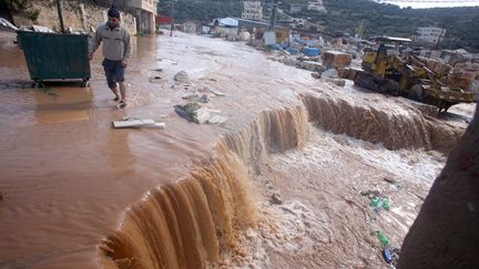 La pluie a innond&eacute; le village de Qabatiya, en Cirjordanie, le 9 janvier 2013.&nbsp; (SAIF DAHLAH / AFP)