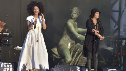 2015, l'année Ibeyi ? Les habitués de Culturebox avaient déjà pu les découvrir l'automne dernier lors du dernier festival des Inrocks, où elles avaient fait monter la température avant Dalmon Albarn. Depuis, Lisa et Naomi Diaz n'ont cessé de faire de nouveaux adeptes. Sur le parvis, le public adhère à leur chants élégants et zen. 
 (SADAKA EDMOND/SIPA)