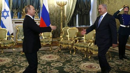 Le président russe Poutine accueille le Premier ministre israélien Netanyahu à Moscou en juin 2016. (Maxim Shipenkov / POOL / AFP)