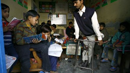 Un instituteur qui a &eacute;t&eacute; frapp&eacute; de polio fait cours &agrave; Meerut (Inde), le 29 janvier 2009. (MR / TBR /RAB)