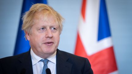 Le Premier ministre britannique, Boris Johnson, lors d'une conférence de presse après sa rencontre avec le Premier ministre polonais Mateusz Morawiecki, le 10 février 2022 à Varsovie (Pologne).&nbsp; (MATEUSZ WLODARCZYK / NURPHOTO / AFP)