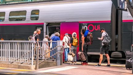 Des voyageurs sur le quai de la gare de Valence (Drôme), le 9 octobre 2023. (NICOLAS GUYONNET / HANS LUCAS / AFP)