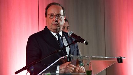 L'ancien président François Hollande, à Tulle (Corrèze), le 30 juin 2024, lors d'un discours après les résultats du 1er tour des législatives. (PASCAL LACHENAUD / AFP)