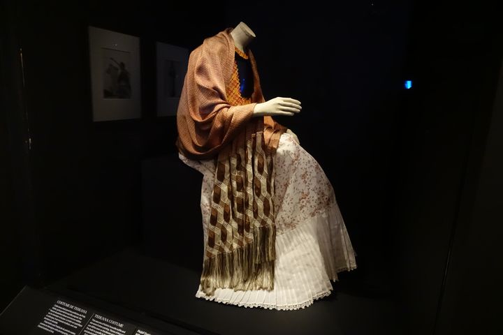 Exposition "Frida Kahlo. Au-delà des apparences" au Palais Galliera&nbsp;: cette tenue était parmi les préférées de Frida Kahlo qui la portait lorsqu'elle peignait. Elle avait l'habitude de peindre assise.&nbsp; (CORINNE JEAMMET)